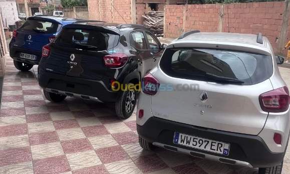 تواصل سيارة رونو كويد كويد 2024 في الجزائر تسجيل تراجع كبيرا تجاوز 75 مليون سنتيم حيت تراجعت من 340 مليون الى 289 مليون سنتيم ثم الى 265 مليون سنتيم لأول مرة. و في هذا السياق أعلن تاجر سيارات متعدد العلامات ببلدية دالي براهيم ولاية الجزائر عن تسويق سيارة رونو كويد كويد 2024 باللون الأسود مع تسليم فوري بالبطاقة الرمادية. و أعلن هذا التاجر خلال اعلان وضعه على موقع واد كنيس أن السيارات متوفرة باللون الأسود وهي مزودة بمحرك بنزين اقتصادي بسعة 1.0 لتر بقوة 92 حصان. وأكد أن السيارة تحتوي على جميع وسائل الراحة والأمان على غرار شاشة لمسية كبيرة بمقاس 10 بوصات و تكييف هواء رقمي، وأنظمة ABS، ونظام للثبات الإلكترونية على المنعرجات ESP، ومستشعر ركن خلفي، قيادة معززة، أضواء نهارية تحمل الهوية الجديدة لعلامة رونو والتي جاءت على شكل حرف C مرايا جانبية إلكترونية، التحكم الآلي في نوافذ الأبواب الأربعة، عجلات معدنية. تراجع أسعار أرخص سيارة فرنسية 2024 بالجزائر وأكد هذا التاجر أن سعر السيارة حدد بـ 265 مليون وهو أرخص سعر لهذه السيارة في الجزائر لجد الآن.