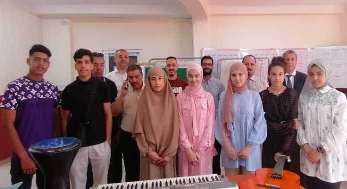 تشهد ثانوية حاج ميلود عبد الحميد بالشلف، صباح اليوم 25 جوان 2024، انطلاق عملية هامة لاختيار الموهوبين في مختلف المجالات الفنية، وذلك تحت إشراف كفاءات تربوية مختصة. تأتي هذه المبادرة بتوجيهات من السيد نذير خنسوس، مدير التربية بولاية الشلف، إيمانا منه بأهمية الفنون في تنشئة جيل مبدع قادر على التعبير عن ذاته وإثراء الساحة الثقافية.